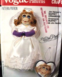 8472 VOGUE  'MISS PIGGY'' MUPPET  4''ORNAMENT, 9.5'' SCULPTURE DOLL PATTERN